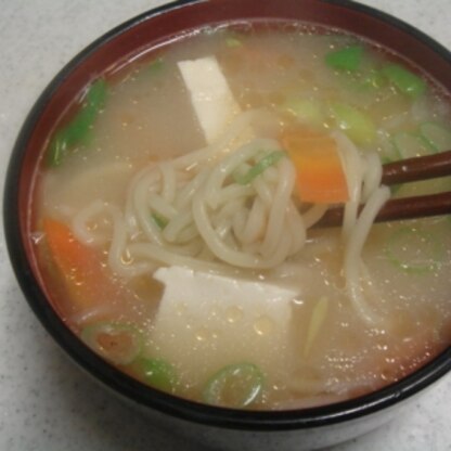 豆腐入りラーメンってどんなかな～って(^^ゞ食べてみたら美味しぃ～♥醤油や塩味でも合いそうですね！素敵レシピに感謝です_(._.)_